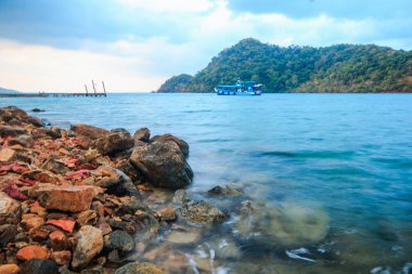 Denizde yüzen bir tekne vardı.