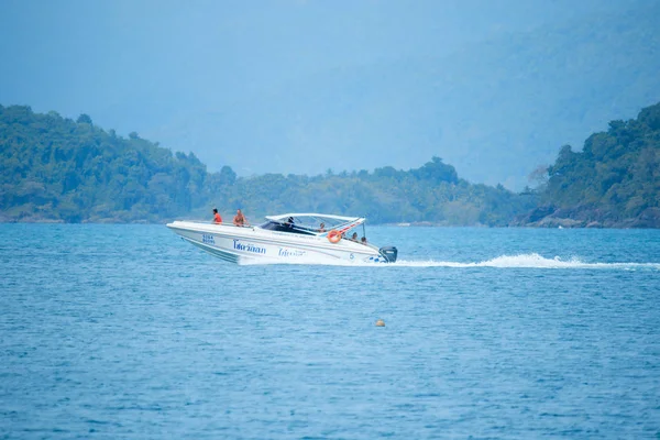 Witte Speedboot Zee Loopt Razendsnel — Stockfoto