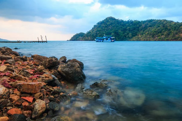 有一条小船漂浮在海里 — 图库照片