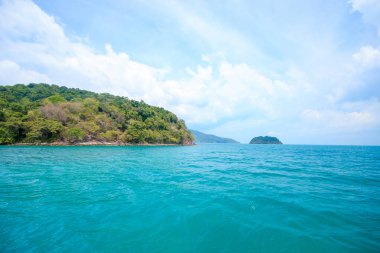 Manzara, denizde bir ada ile deniz manzarası.