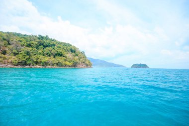 Manzara, denizde bir ada ile deniz manzarası.