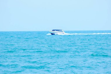 Denizde sürat teknesi süratle git