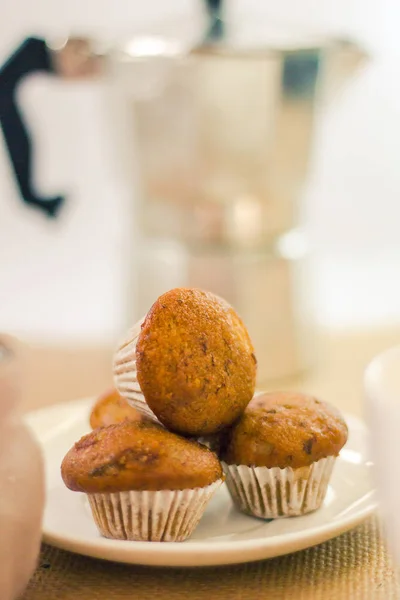 Bananenkuchen Wird Einen Teller Mit Mokapot Dahinter Gelegt — Stockfoto