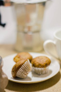 Muzlu kek arkasında mokapot ile bir tabak yerleştirilir.