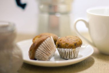 Muzlu kek arkasında mokapot ile bir tabak yerleştirilir.