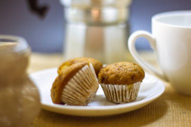 Muzlu kek arkasında mokapot ile bir tabak yerleştirilir.