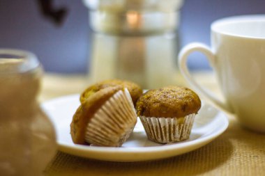 Muzlu kek arkasında mokapot ile bir tabak yerleştirilir.