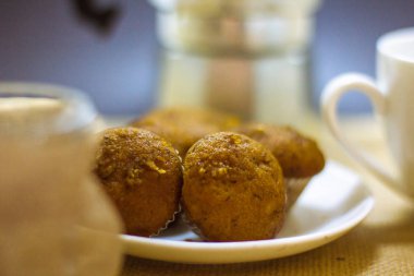 Muzlu kek arkasında mokapot ile bir tabak yerleştirilir.