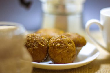 Muzlu kek arkasında mokapot ile bir tabak yerleştirilir.