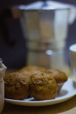 Muzlu kek arkasında mokapot ile bir tabak yerleştirilir.