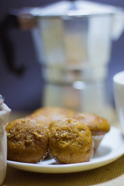 Muzlu kek arkasında mokapot ile bir tabak yerleştirilir.