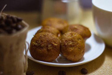 Muzlu kek arkasında mokapot ile bir tabak yerleştirilir.
