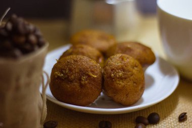 Muzlu kek arkasında mokapot ile bir tabak yerleştirilir.