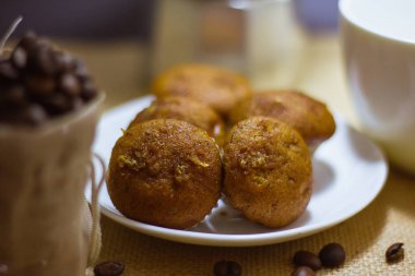 Muzlu kek arkasında mokapot ile bir tabak yerleştirilir.