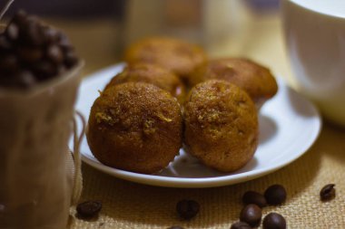 Muzlu kek arkasında mokapot ile bir tabak yerleştirilir.