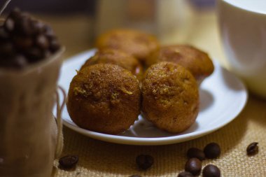 Muzlu kek arkasında mokapot ile bir tabak yerleştirilir.