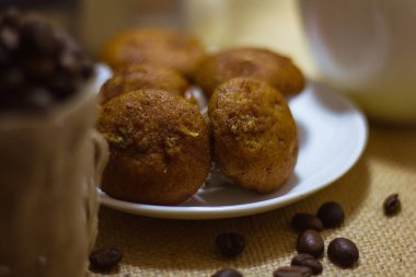 Muzlu kek arkasında mokapot ile bir tabak yerleştirilir.