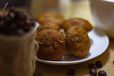 Muzlu kek arkasında mokapot ile bir tabak yerleştirilir.