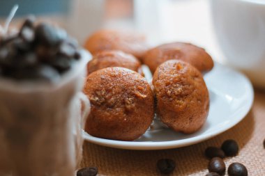 Muzlu kek arkasında mokapot ile bir tabak yerleştirilir.
