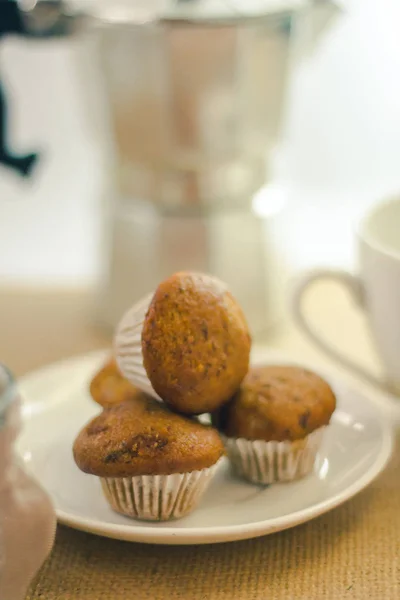 Banana Cake Placerad Skål Med Mokapot Bakom — Stockfoto