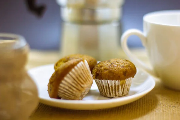 Bananenkuchen Wird Einen Teller Mit Mokapot Dahinter Gelegt — Stockfoto