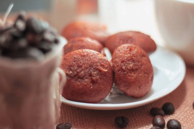 Muzlu kek arkasında mokapot ile bir tabak yerleştirilir.