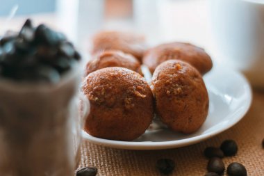 Muzlu kek arkasında mokapot ile bir tabak yerleştirilir.