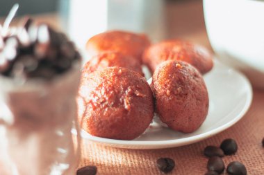 Muzlu kek arkasında mokapot ile bir tabak yerleştirilir.