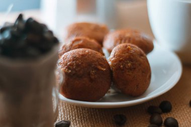 Muzlu kek arkasında mokapot ile bir tabak yerleştirilir.