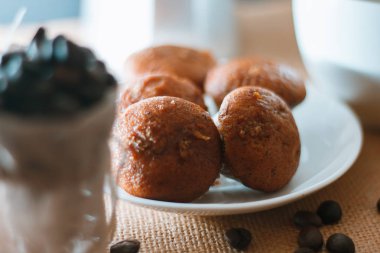 Muzlu kek arkasında mokapot ile bir tabak yerleştirilir.