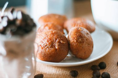 Muzlu kek arkasında mokapot ile bir tabak yerleştirilir.