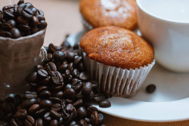 Muzlu kek bir tabak ve yanında kahve çekirdekleri yerleştirilir