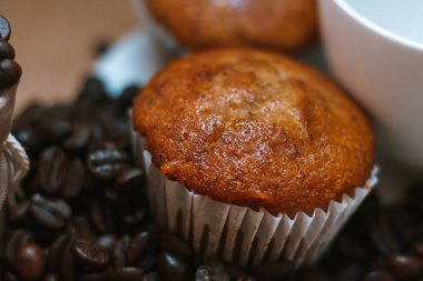 Muzlu kek bir tabak ve yanında kahve çekirdekleri yerleştirilir
