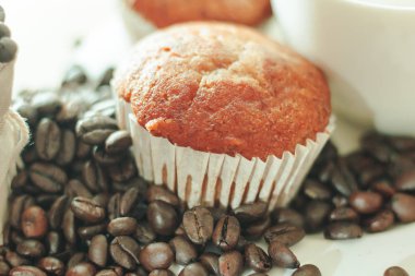 Muzlu kek bir tabak ve yanında kahve çekirdekleri yerleştirilir