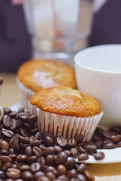 Banankaka Placerad Tallrik Och Kaffebönor Sidan — Stockfoto