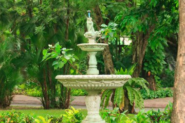 Parkta eski beyaz çeşme bahçe dekorasyonu için popüler bir cihazmı