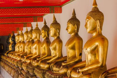 Güzel altın Buddha kaide üzerinde, bazı beyaz duvarlar