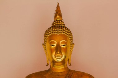 Güzel altın Buddha kaide üzerinde, bazı beyaz duvarlar