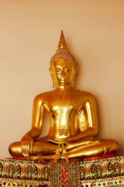 Güzel altın Buddha kaide üzerinde, bazı beyaz duvarlar