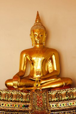 Güzel altın Buddha kaide üzerinde, bazı beyaz duvarlar