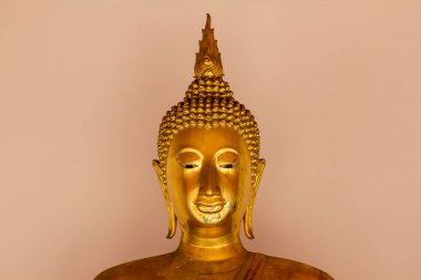 Güzel altın Buddha kaide üzerinde, bazı beyaz duvarlar