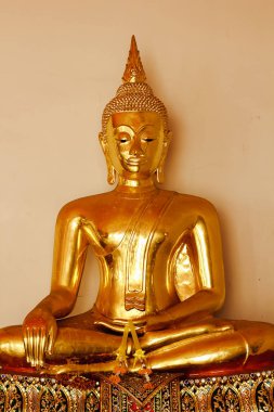 Güzel altın Buddha kaide üzerinde, bazı beyaz duvarlar