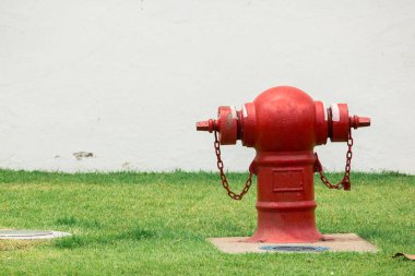 Çim üzerinde yangın söndürücü kullanım kolaylığı Için