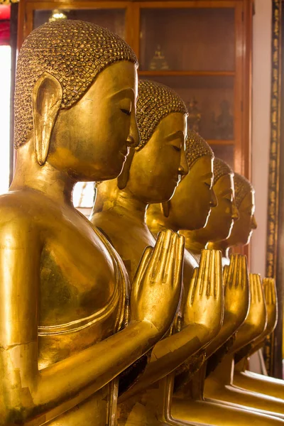 Gyönyörű Arany Buddha Talapzaton Néhány Fehér Falak — Stock Fotó