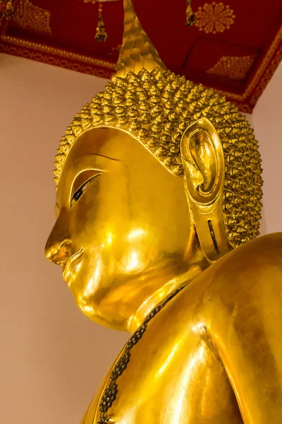 Gyönyörű Arany Buddha Talapzaton Néhány Fehér Falak — Stock Fotó