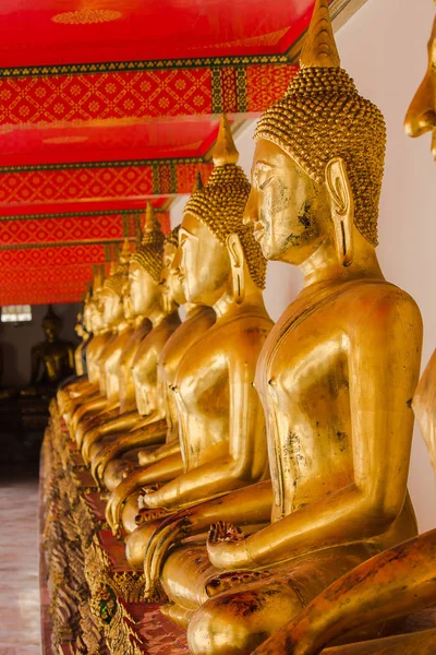 Bellissimo Buddha Oro Sul Piedistallo Alcune Pareti Bianche — Foto Stock