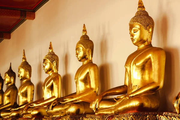 Krásný Zlatý Buddha Piedestalu Některé Bílé Zdi — Stock fotografie
