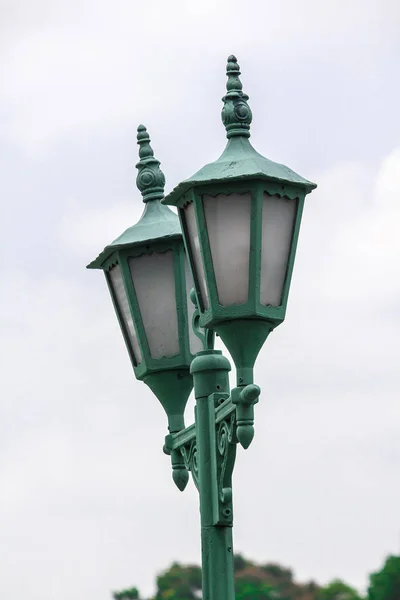 Lampe Einem Grünen Mast Montiert — Stockfoto