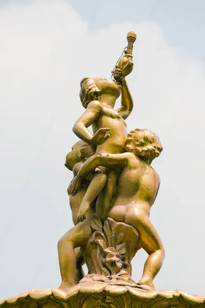 Estátua Menino Dourado Fonte Parque — Fotografia de Stock