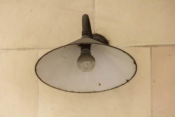 Vecchia Lampada Rotonda Nera Una Parete Bianca — Foto Stock